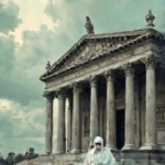 Als ich nach der Ratlosigkeit aufwache, bleibt nur die Frage: Wie lange noch bis echte Veränderung in den Kulturbauten Einzug hält? Das Opernhaus, diese Arena der Emotionen, kämpft mit dem zeitlosen Konflikt von Platz und Menschen. Holz wird zu einem temporären Hoffnungsträger, gefüllt mit den Träumen einer kommenden Generation. Es ist der Weg der Zukunft und ich sehe das Potenzial, dass wir alle im gleichen Boot sitzen, ob wir nun im Zelt oder im „Fleischkäse“ verweilen. Wo wird die Zukunft uns hinführen? Bleibt nur abzuwarten, dass wir auf der Bänken sitzen und ein großes Bild von Freiheit und Kunst genießen. Möge die Satire des Zwanges uns stets zur Kreativität antreiben und uns zum Lachen bringen! Was denkt ihr – bleibt die Zukunft ernst oder heiter verrückt? Eines steht fest: Die wahre Pointe erreicht uns über die Wellen des Holzdamms, während wir auf unsere nächste Vorstellung warten. Ich danke euch fürs Lesen! Lasst uns teilen, liken und die Welt mit einem Lächeln erobern!